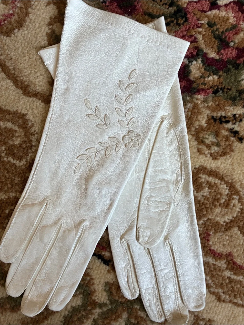 Vintage White Leather Gloves with Floral Embroidery